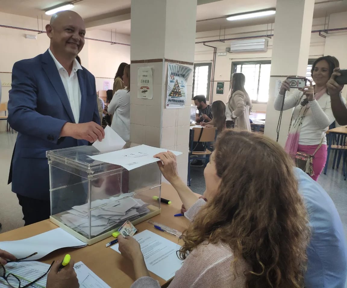 Los candidatos de las Municipales ejercen su derecho al voto