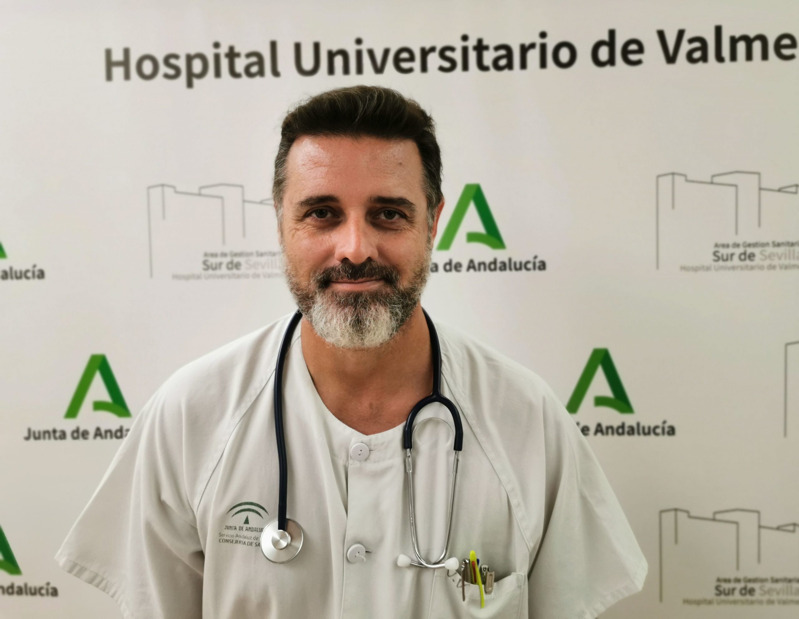 Alberto Oviedo es premiado en un congreso nacional médico
