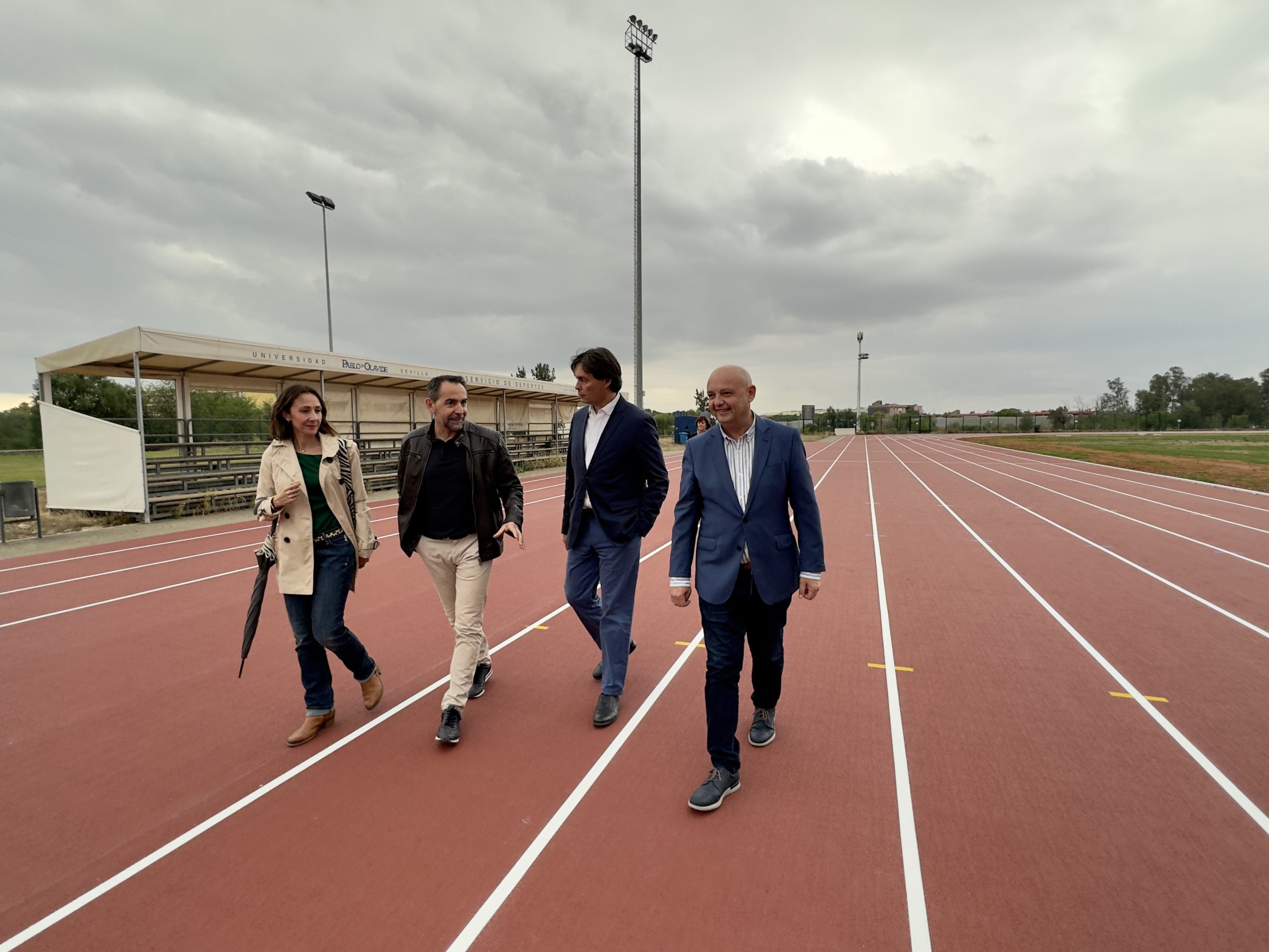 Fase final de la renovación de la pista de atletismo de la UPO