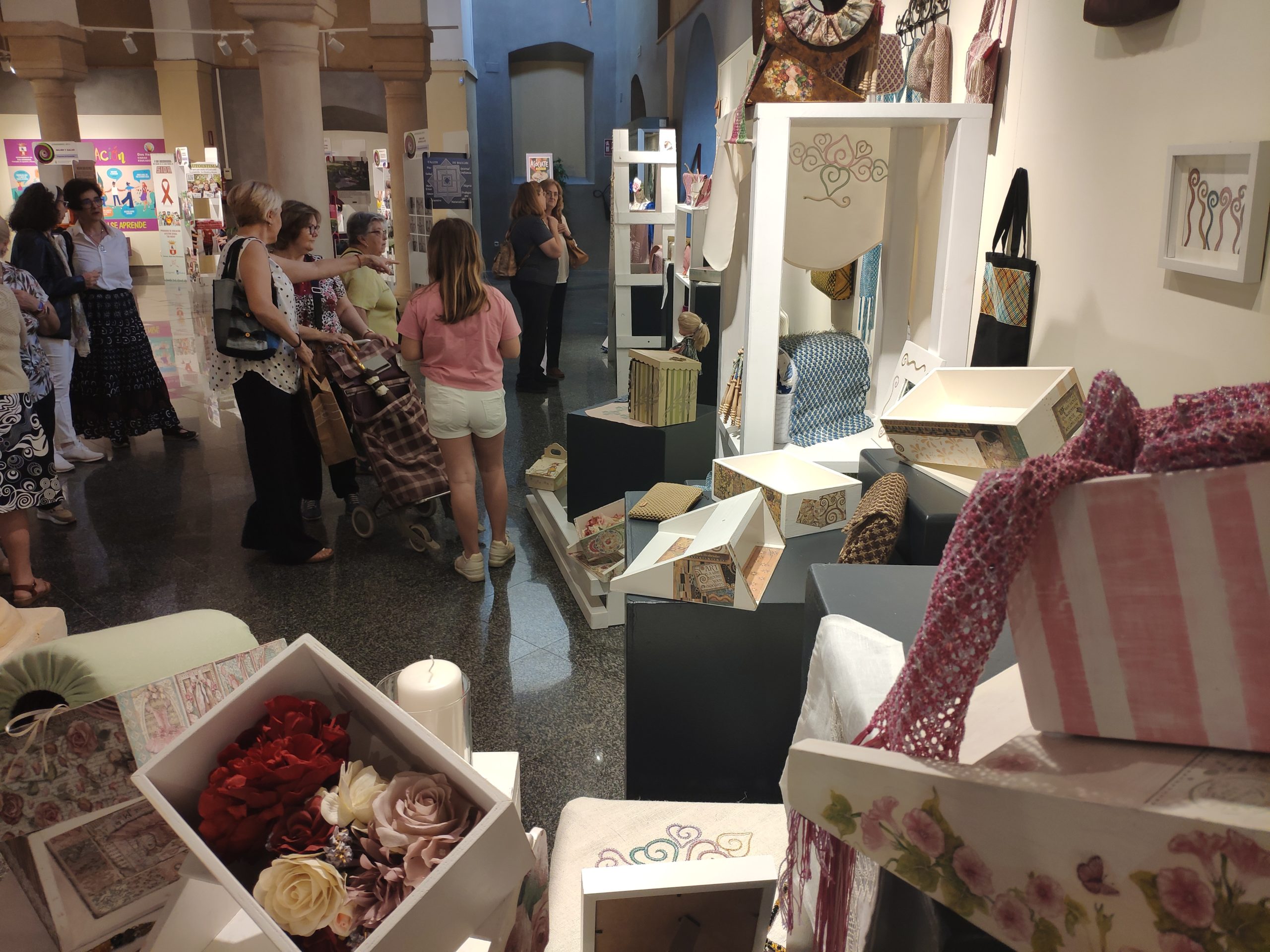 La exposición Aprendiendo Juntas se puede visitar en La Almona