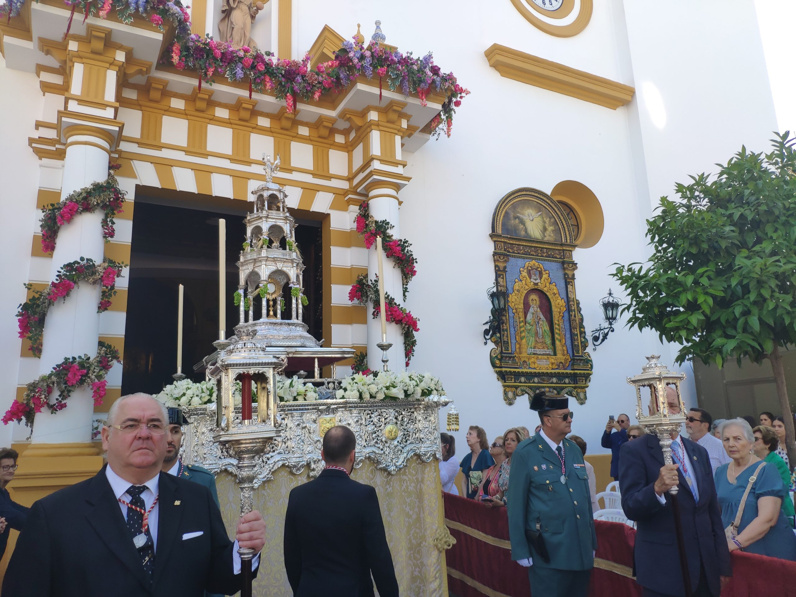 Se hace pueblo Dos Hermanas cada domingo de Corpus