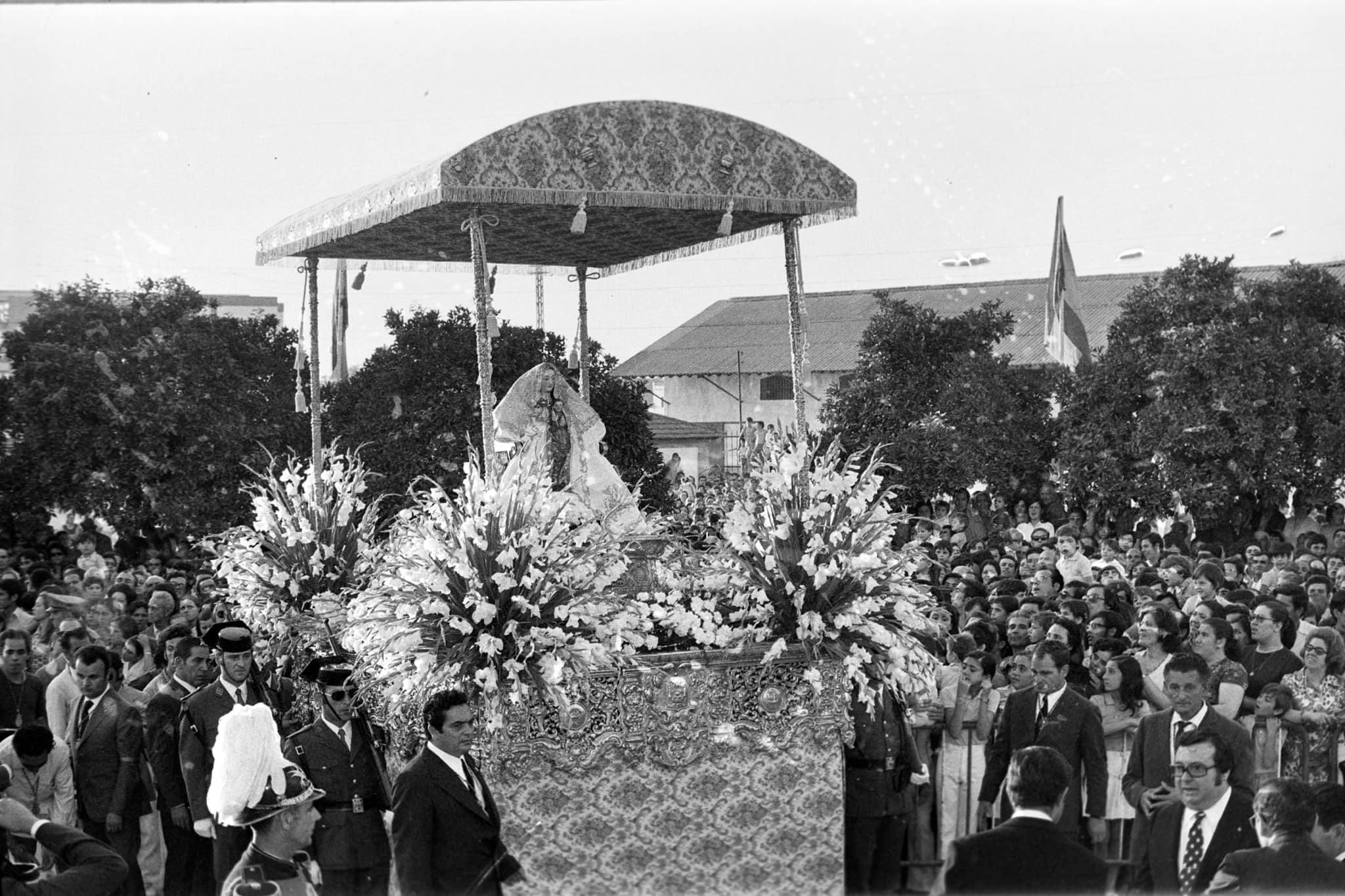 Reparto de invitaciones de la misa del 50 aniversario de la coronación de Valme