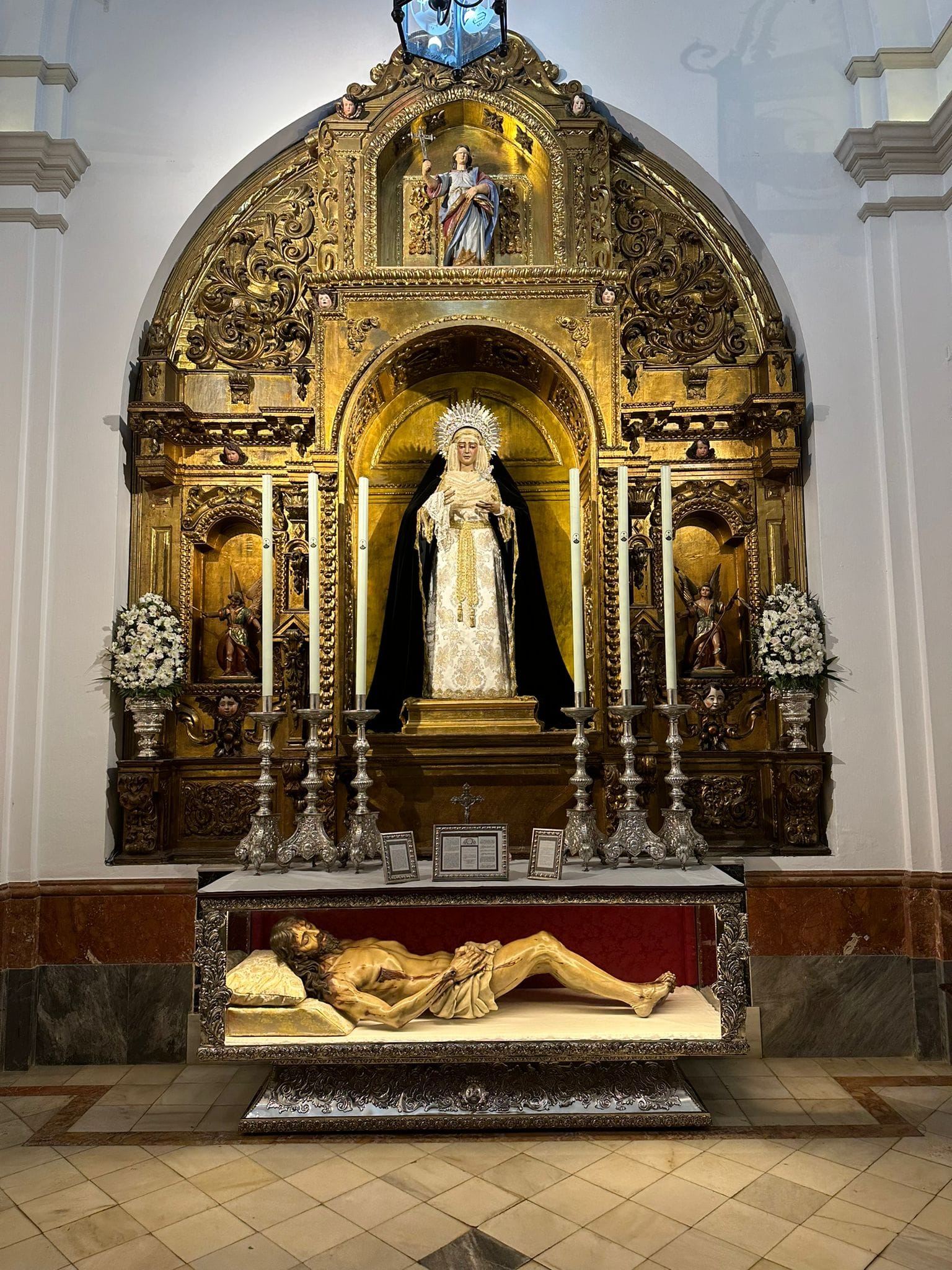 La nueva urna de plata para el Cristo Yacente ha sido bendecida