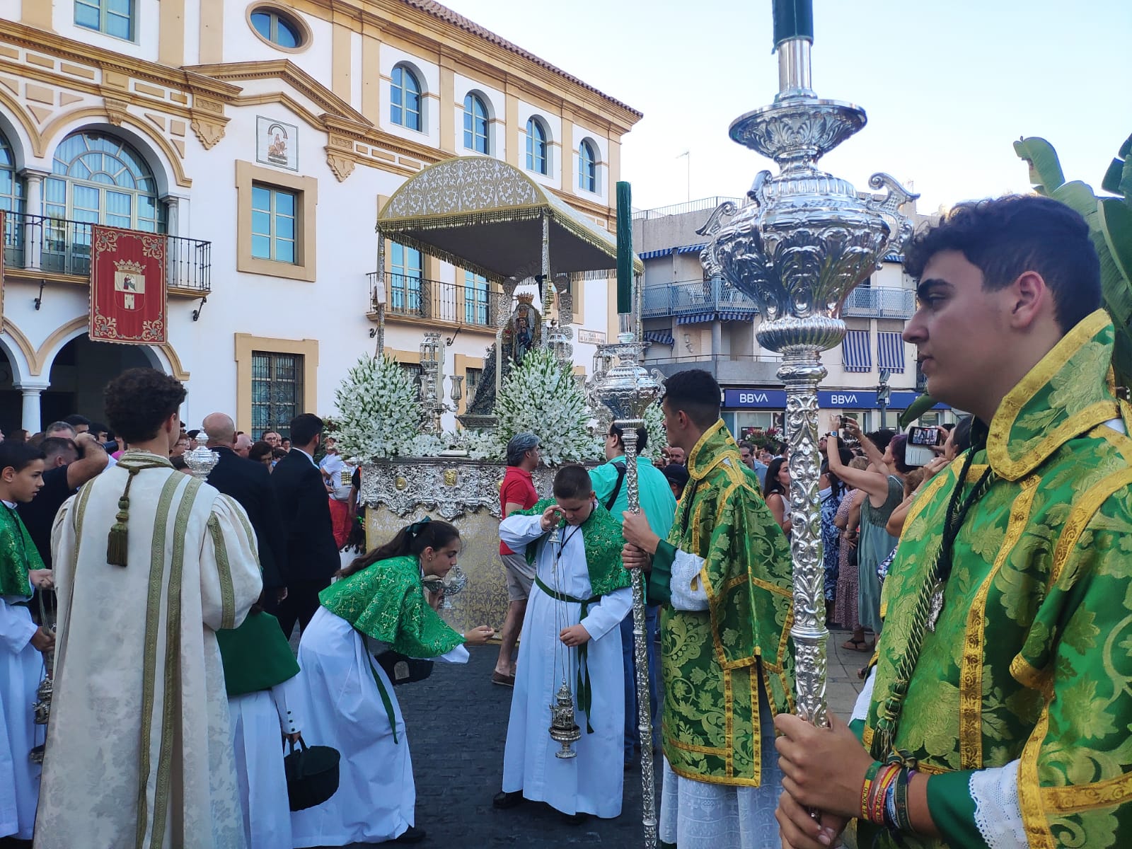 Santas Reliquias de la Sagrada Familia en la salida de la Patrona