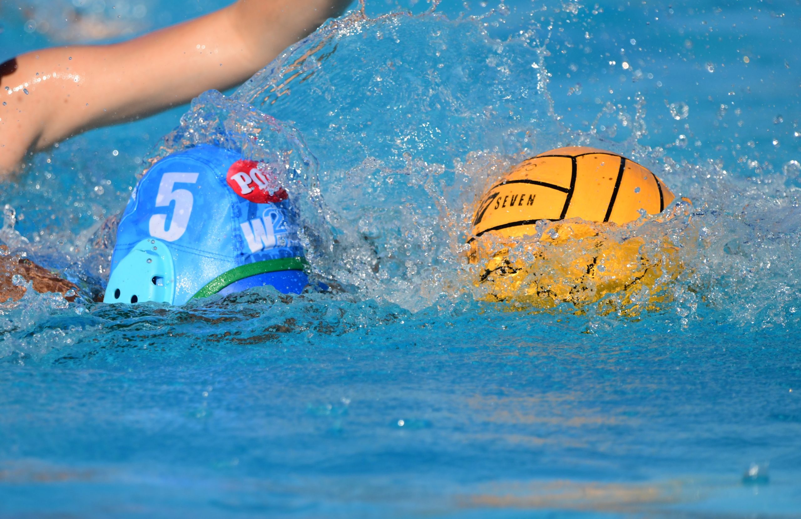 Comienza a esbozar su trayectoria en ligas nacionales de waterpolo