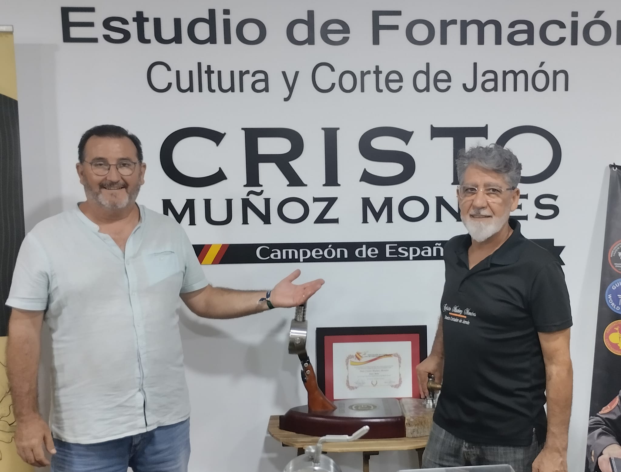 Cata de jamón y cóctel solidario a beneficio de Megaprofes