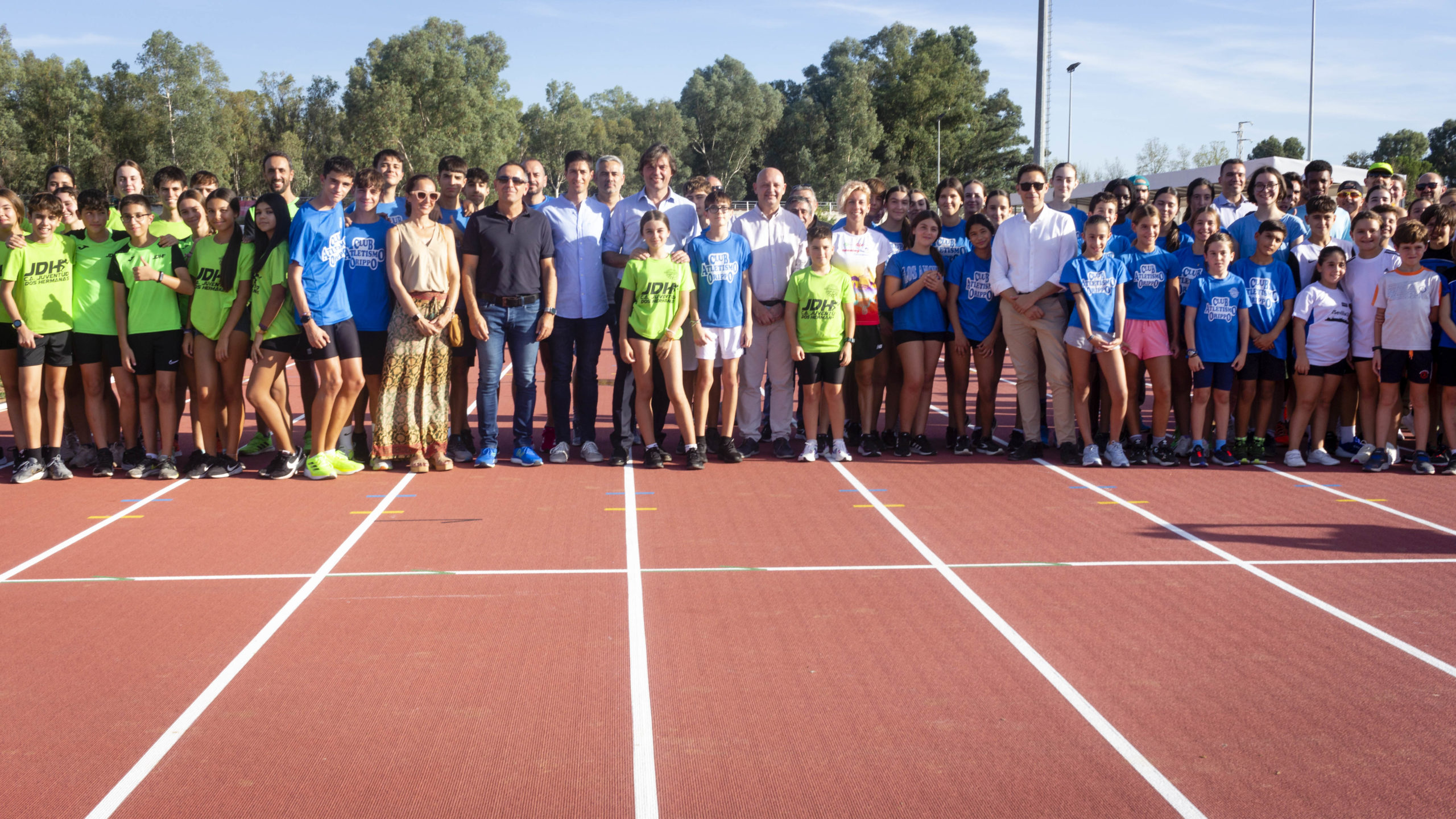 La pista de atletismo de la UPO se inaugura tras su remodelación