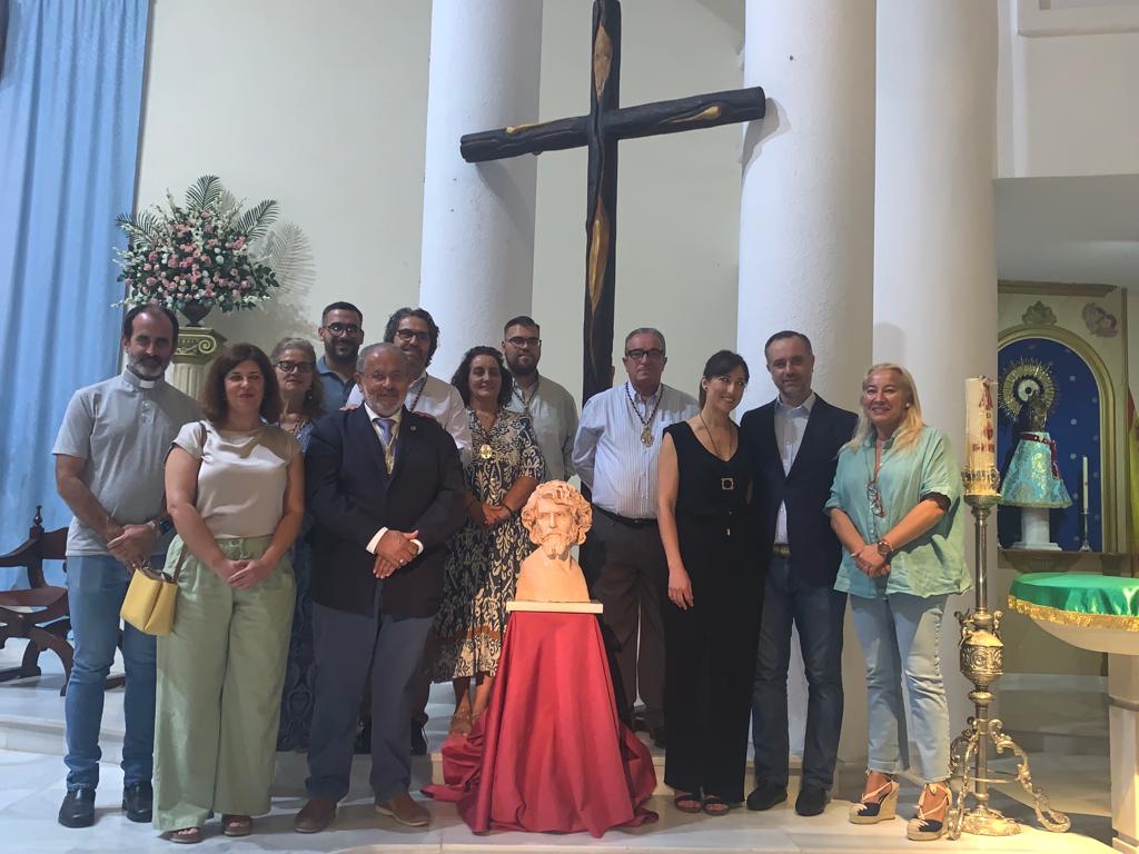 Besamano a la Virgen del Pilar por el día de su festividad