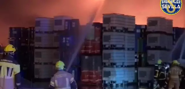 Controlado un incendio en una nave de reciclaje de La Isla