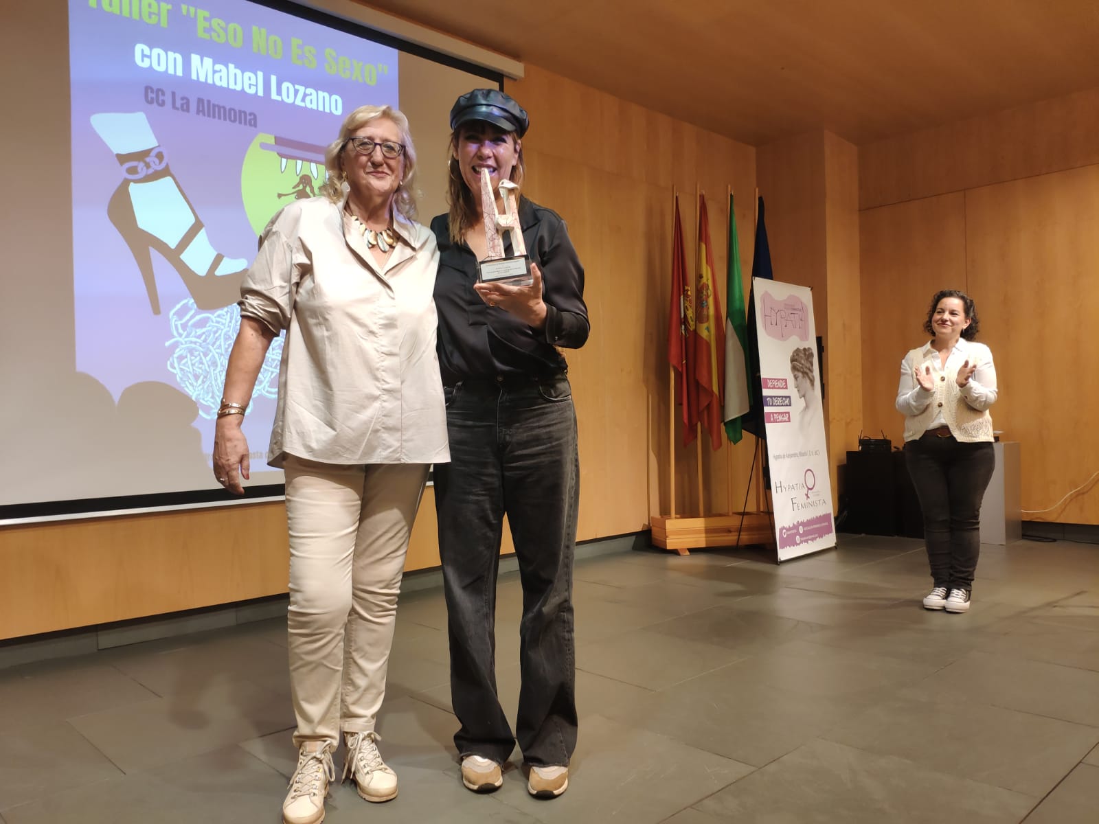 Premio a Mabel Lozano por defender los derechos de las mujeres