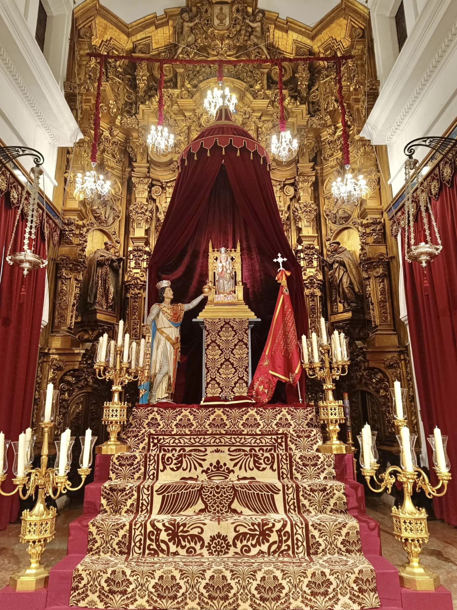 La Virgen de Valme y San Fernando en el altar de la parroquia