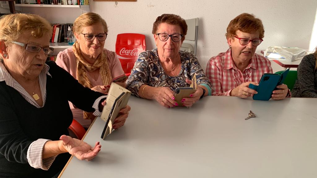 Taller para que las personas mayores pierdan el miedo al móvil