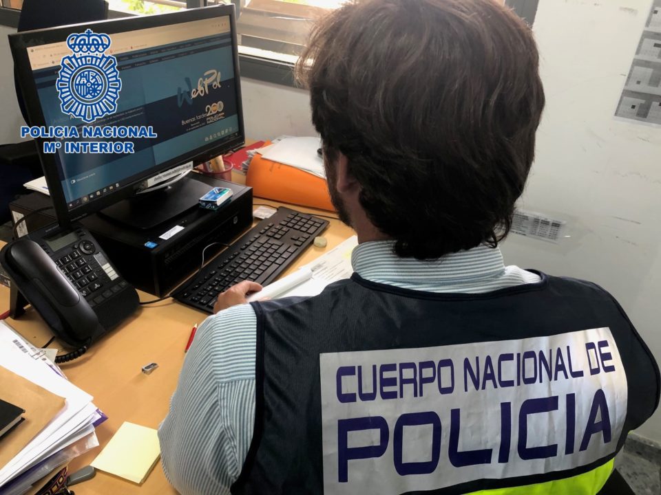 Sustrajo una tarjeta de crédito de un vehículo y realizó varias compras