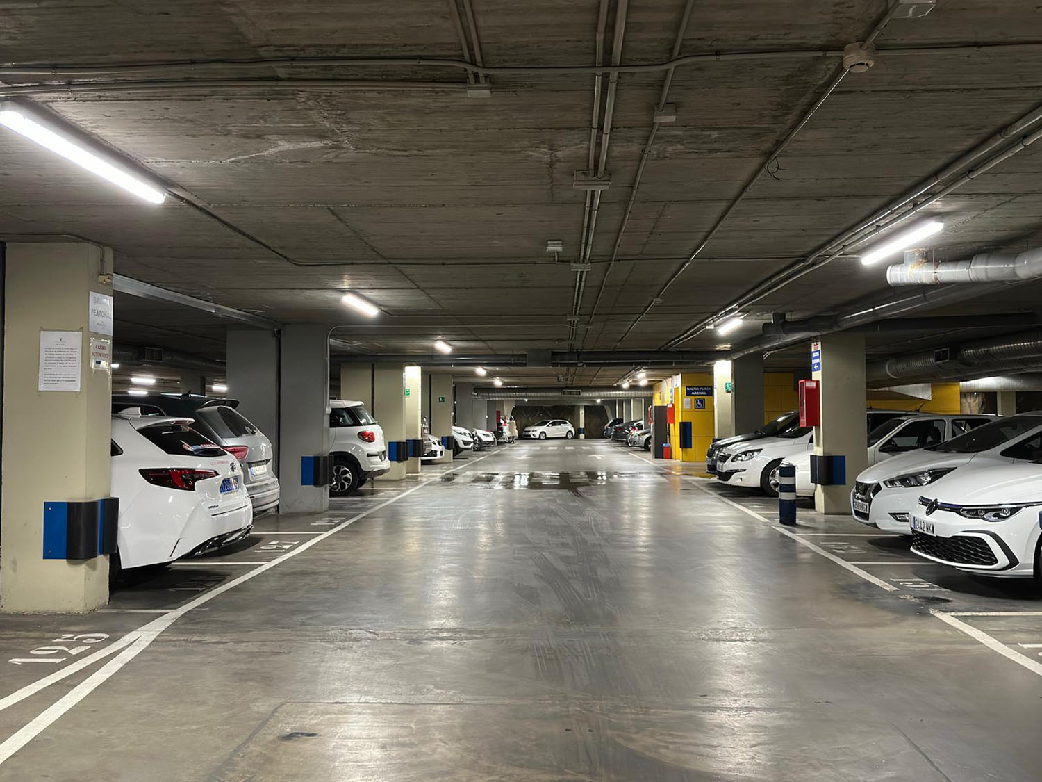 Los aparcamientos públicos ya lucen su alumbrado modernizado