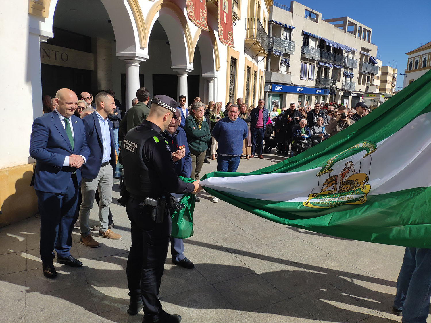 Mucho público en el izado de banderas por el Día de Andalucía