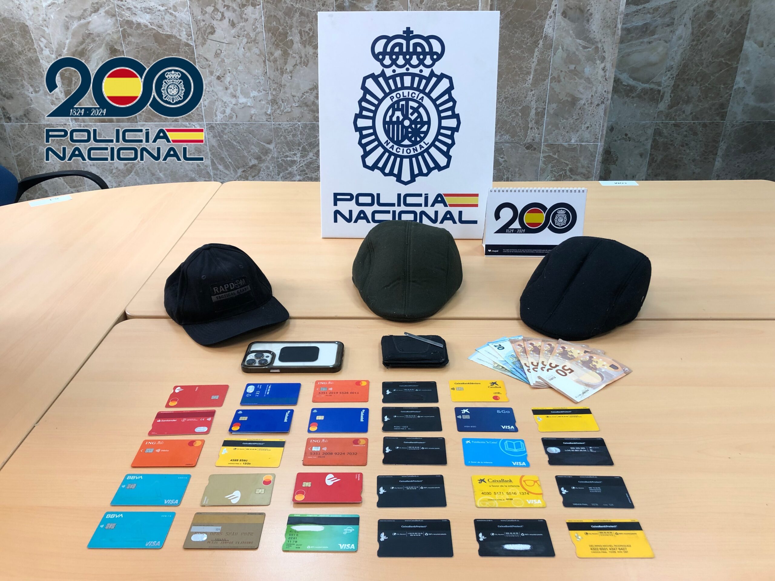 Buenos samaritanos que estafaban a personas mayores en los cajeros