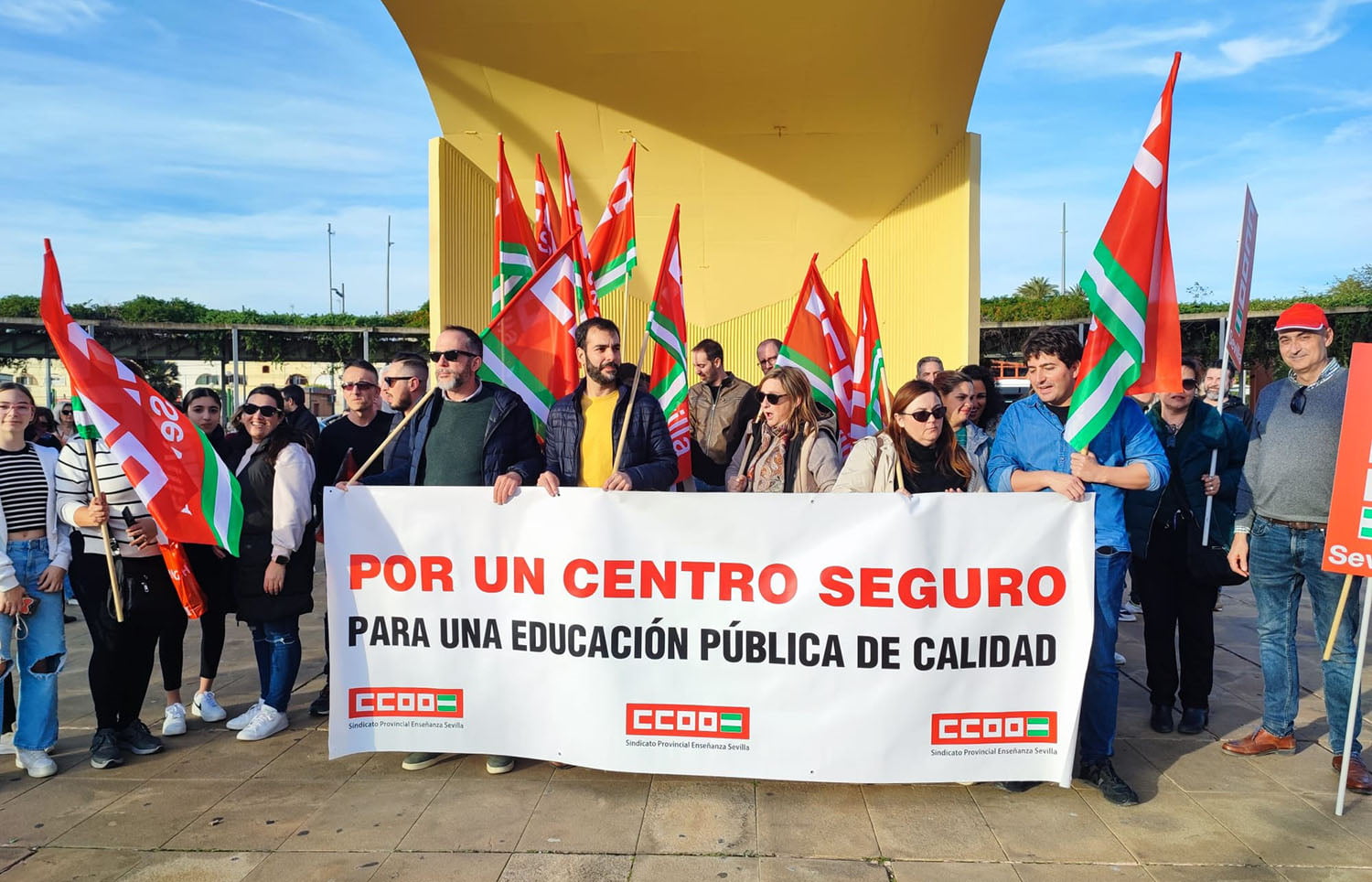 Doble concentración de CC.OO. por las mejoras en los IES