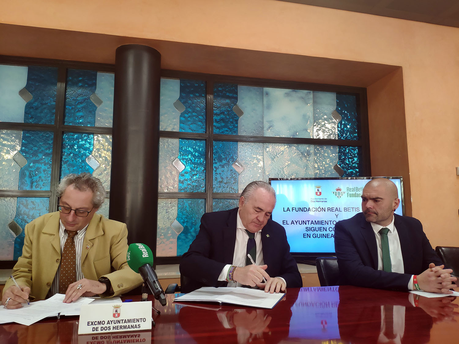 Ayuntamiento y Betis formalizan su cooperación internacional