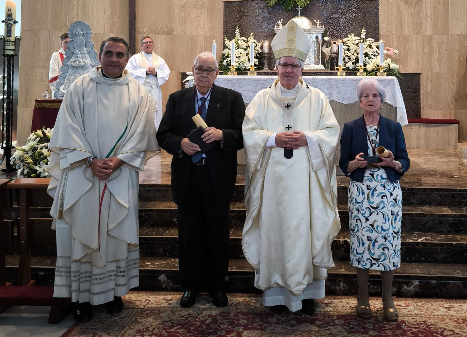 Medalla Pro Ecclesia Hispalense a dos feligreses de La Oliva