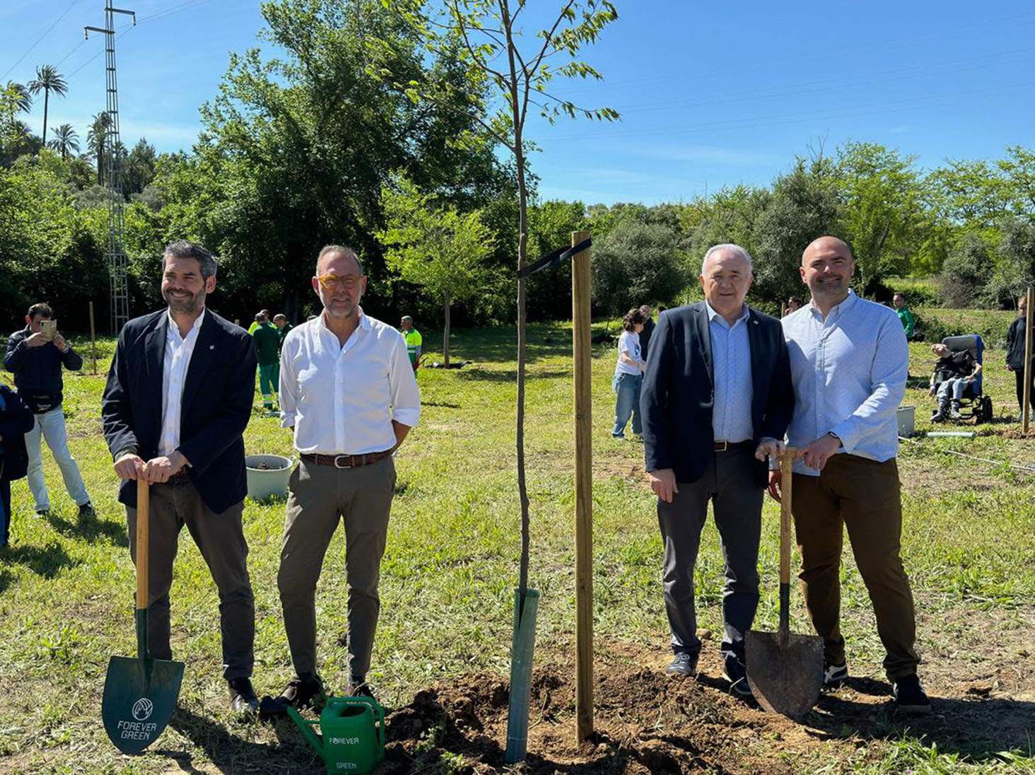 Plantación conjunta de árboles entre el Ayuntamiento y el Betis