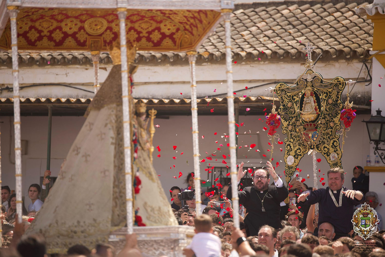 Los rocieros nazarenos regresan tras su encuentro con la Virgen