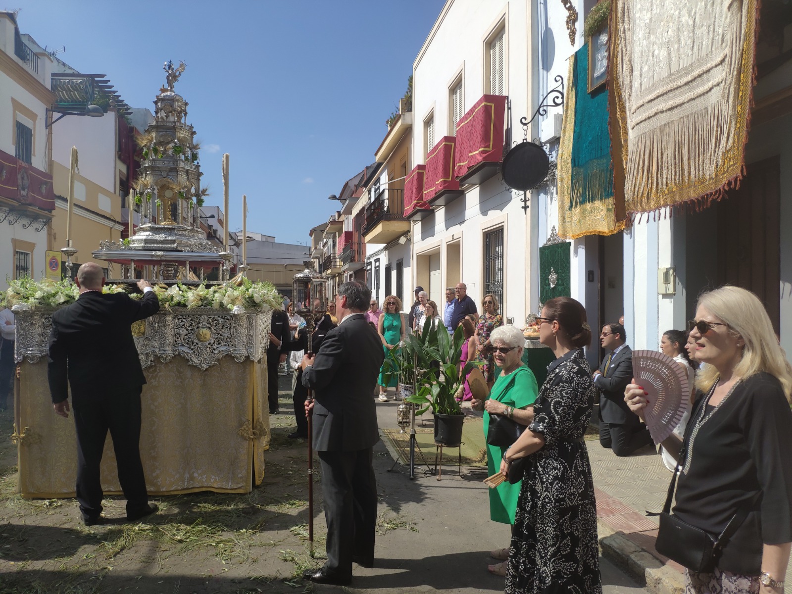 Domingo de Corpus a la sombra del Santísimo Sacramento