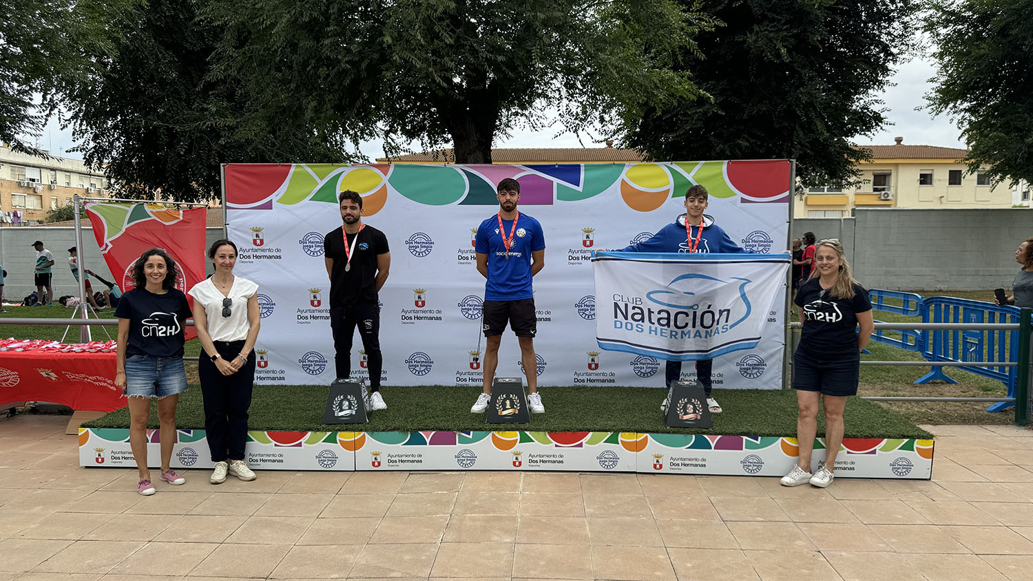 Campeón por equipos en casa en el trofeo de natación