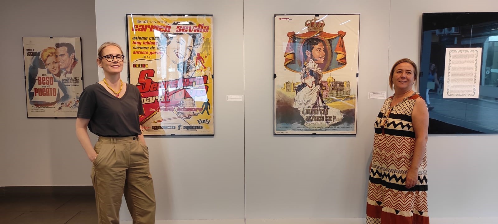 Los cantantes folclóricos en la exposición de carteles de cine