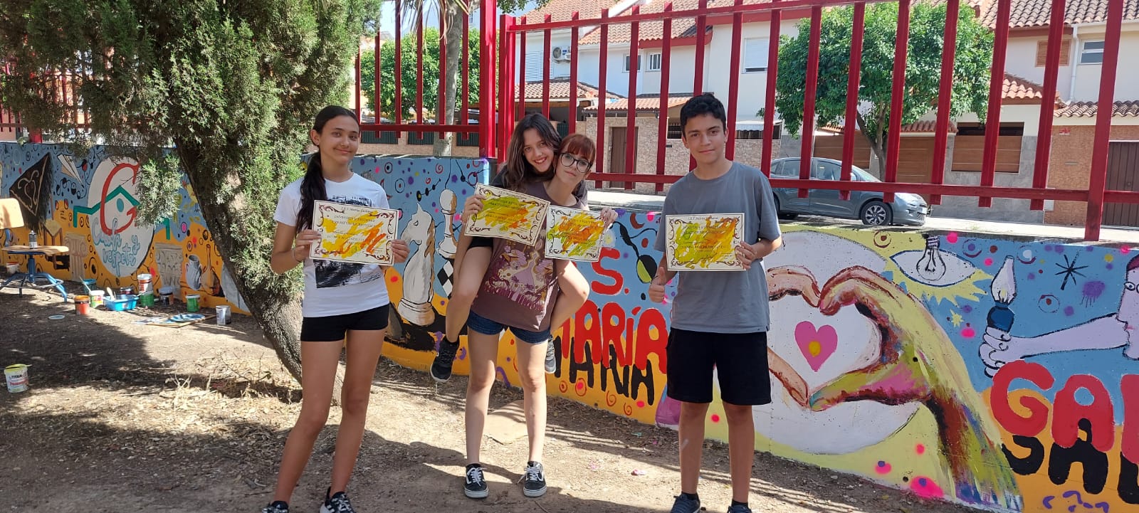 El IES María Galiana estrena mural realizado por alumnado voluntaria