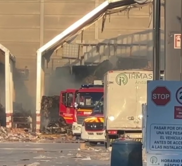Una planta de reciclaje de papel y cartón afectada por un incendio