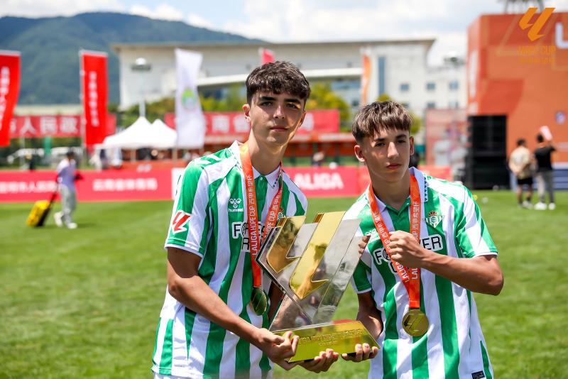 Dos futbolistas de Dos Hermanas campeones en China