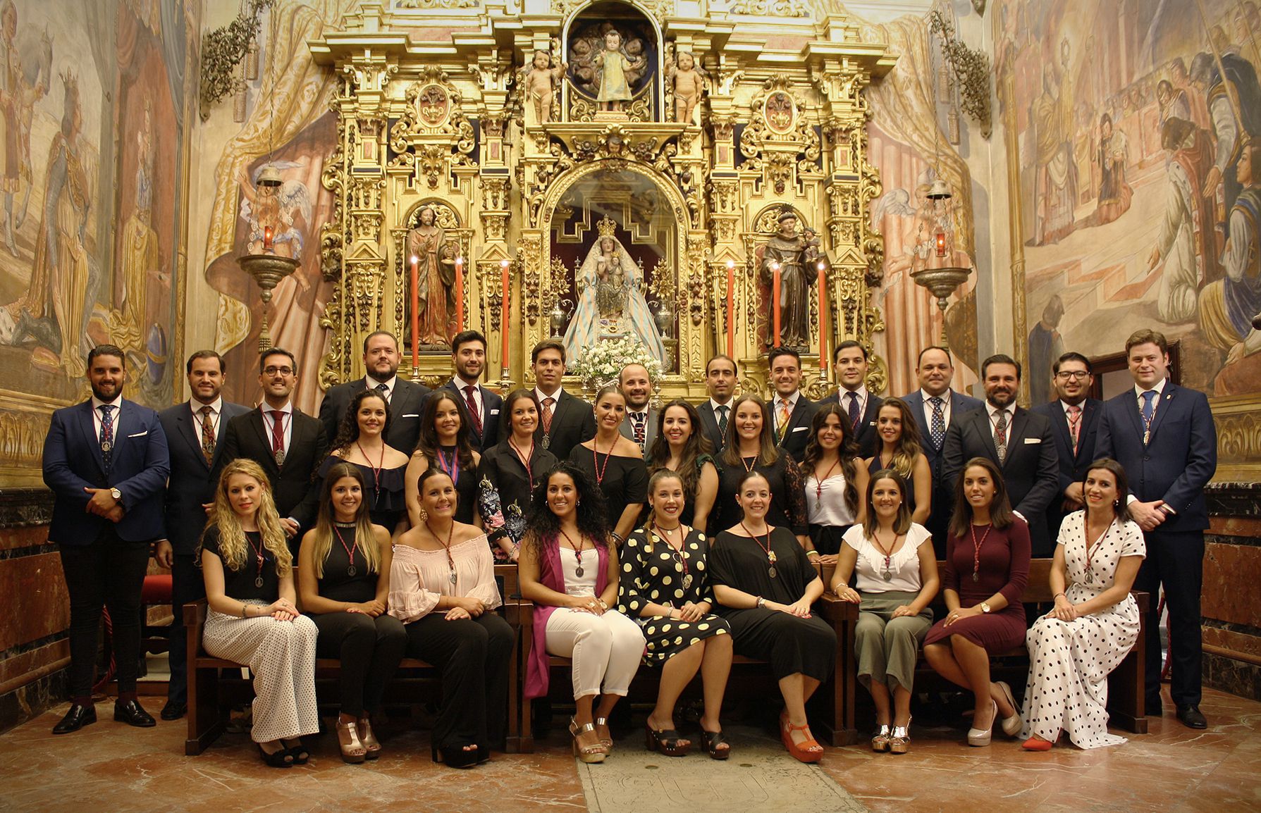 Un grupo de amigos que se reúnen para cantar a Valme
