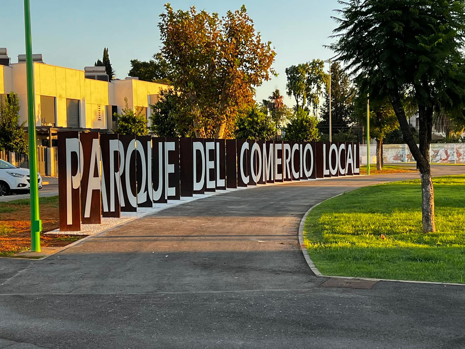 Cien nuevas placas de reconocimiento a los comerciantes locales