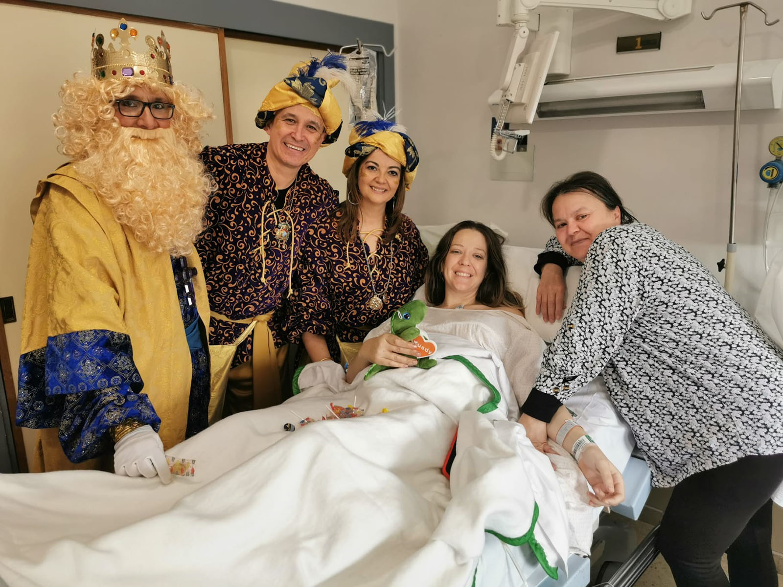 Los hospitales de Valme y El Tomillar recibieron a los Reyes Magos