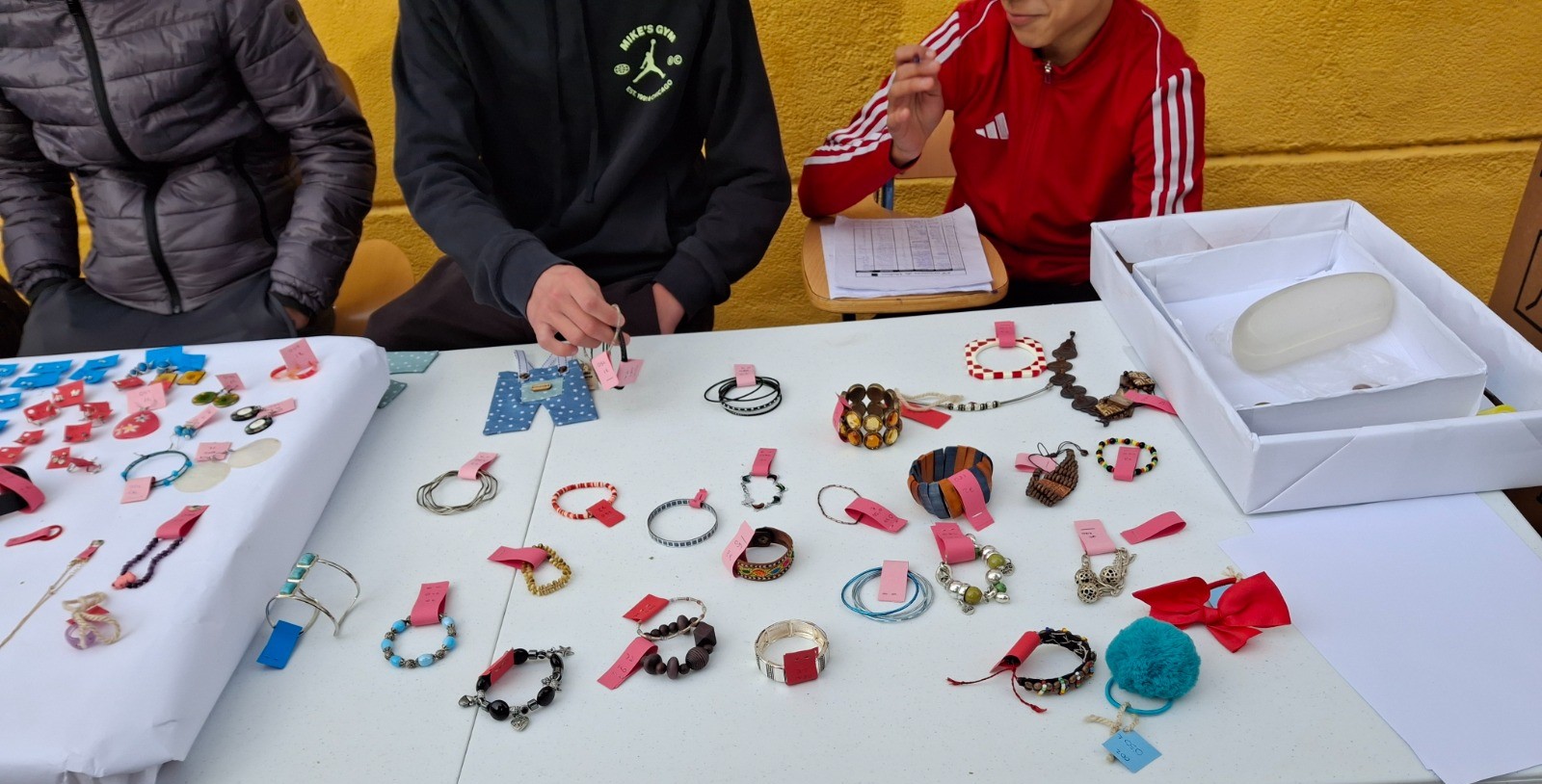 Mercadillo de segunda mano solidario en el IES Virgen de Valme