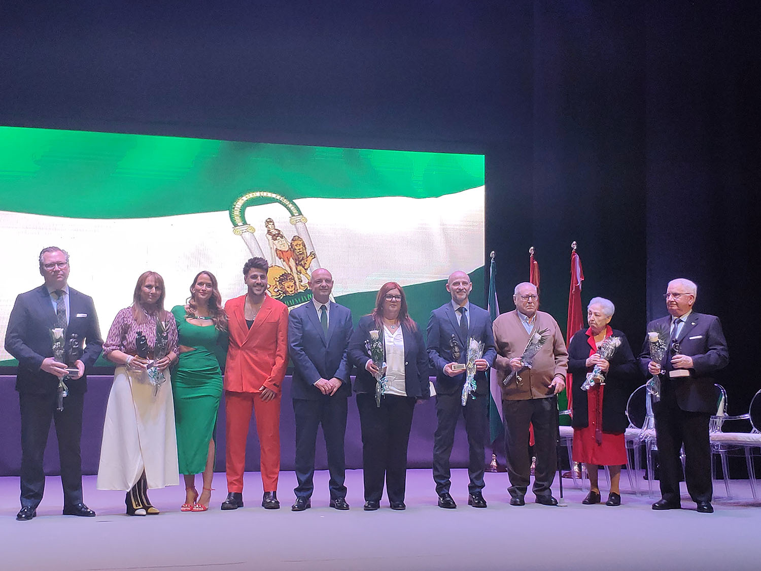 Antonio José cantó el Himno de Andalucía en el acto del 28F