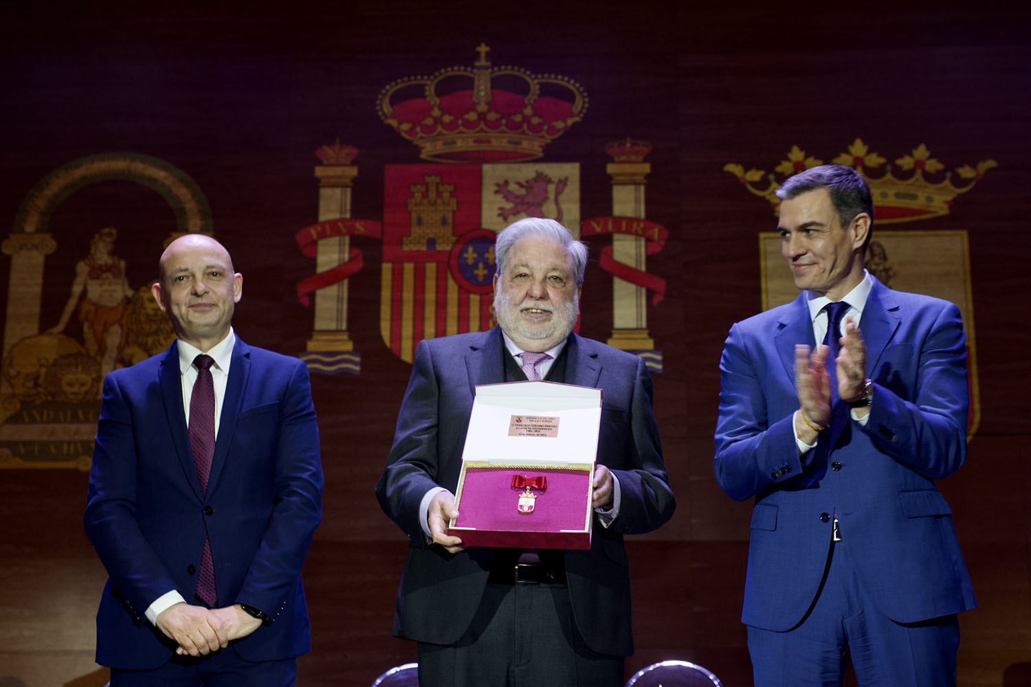 Toscano recibe la medalla de oro de manos de Pedro Sánchez