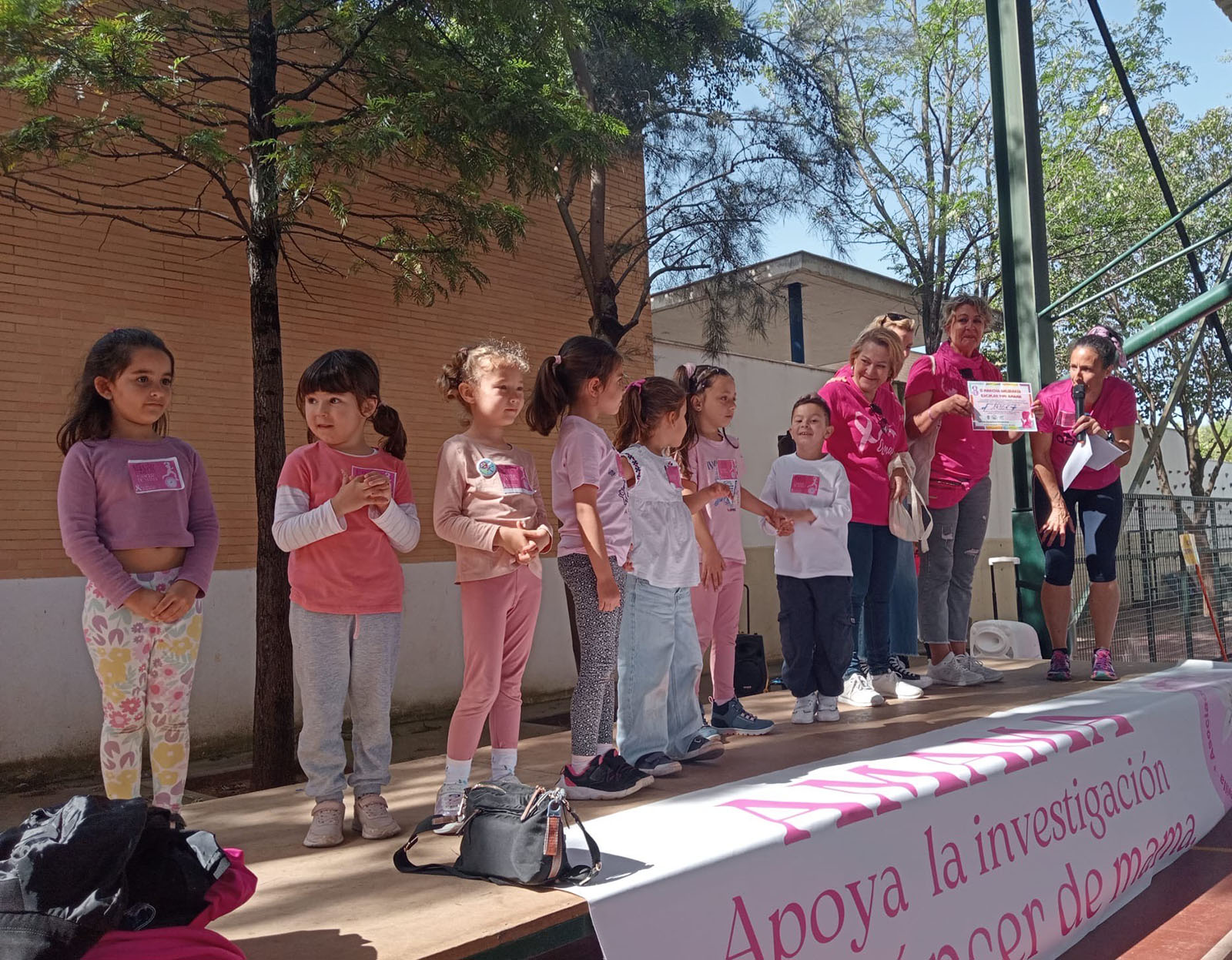 La II Marcha solidaria intercentros contra el cáncer de mama