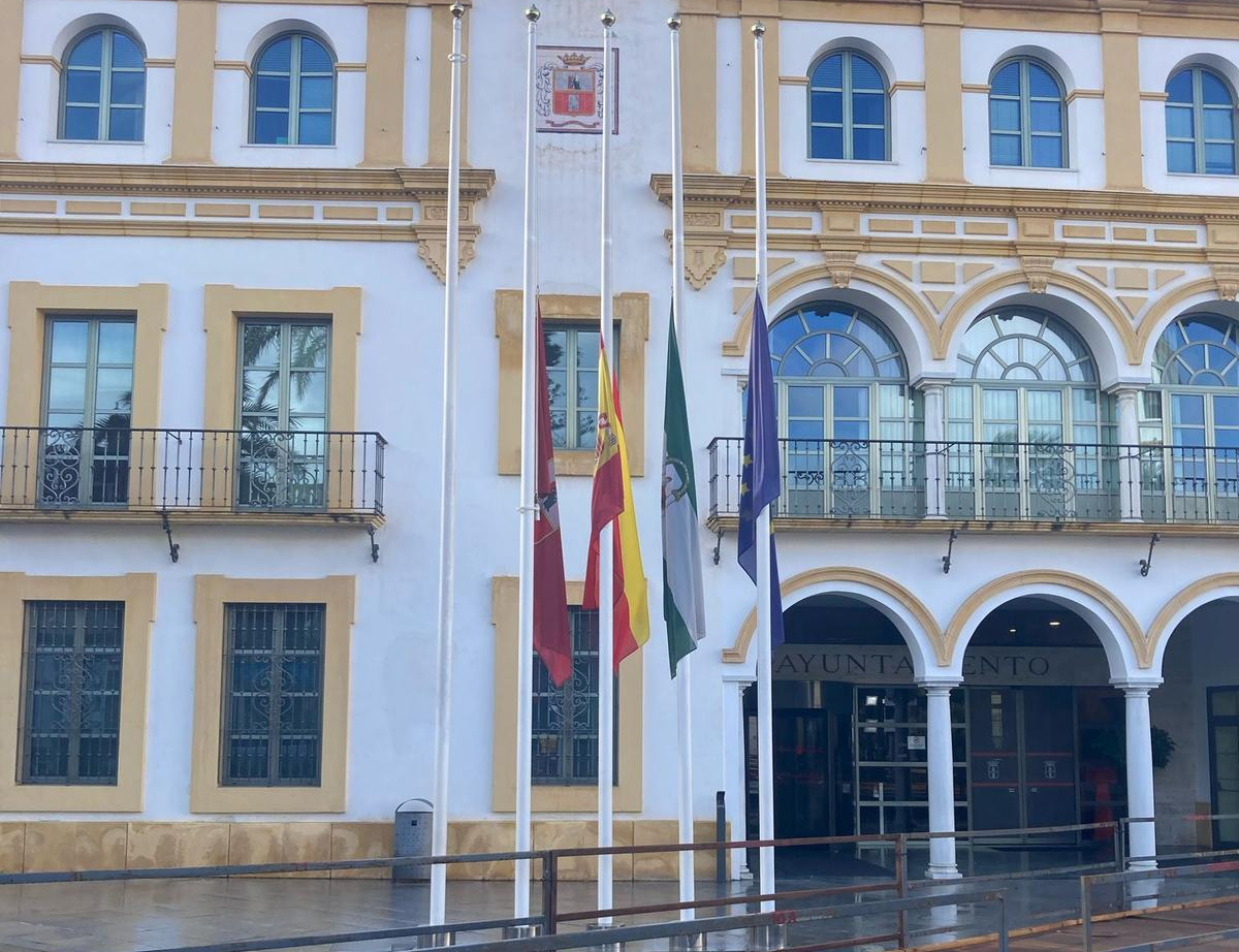 Dos días de luto por el derrumbe de la nave en Coria del Río