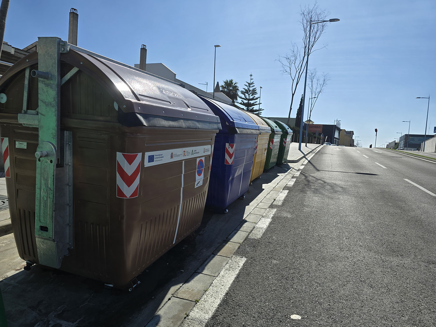El contenedor marrón se implanta en toda la ciudad