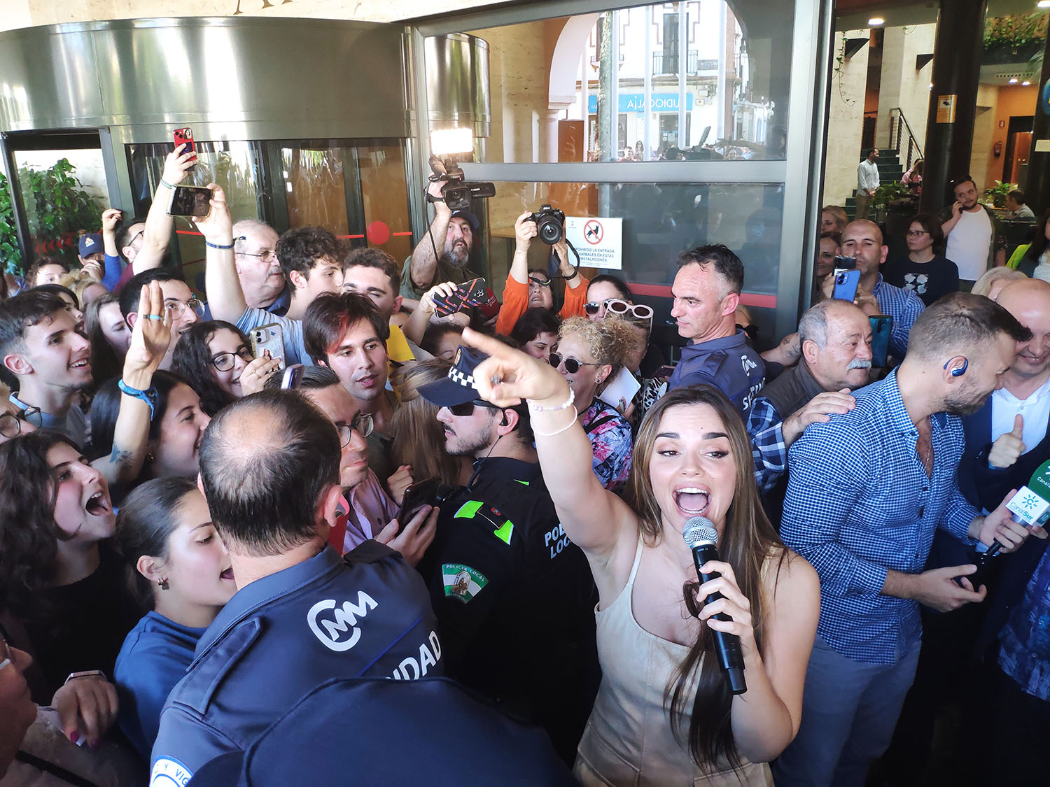 Melody es recibida como ‘Esa Diva’ en su ciudad de Dos Hermanas