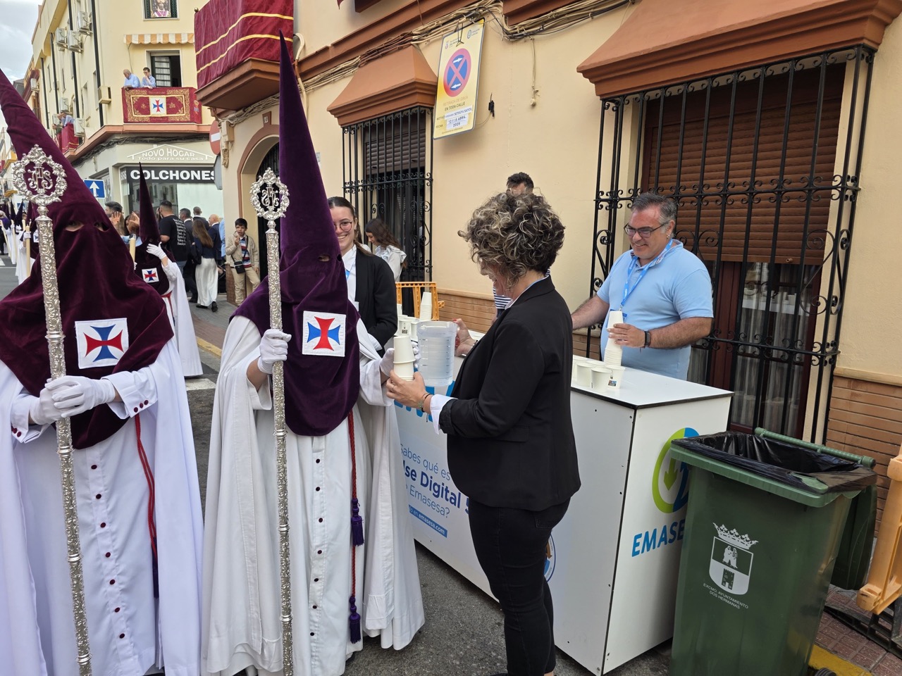 Emasesa instala puntos de avituallamiento de agua en Semana Santa