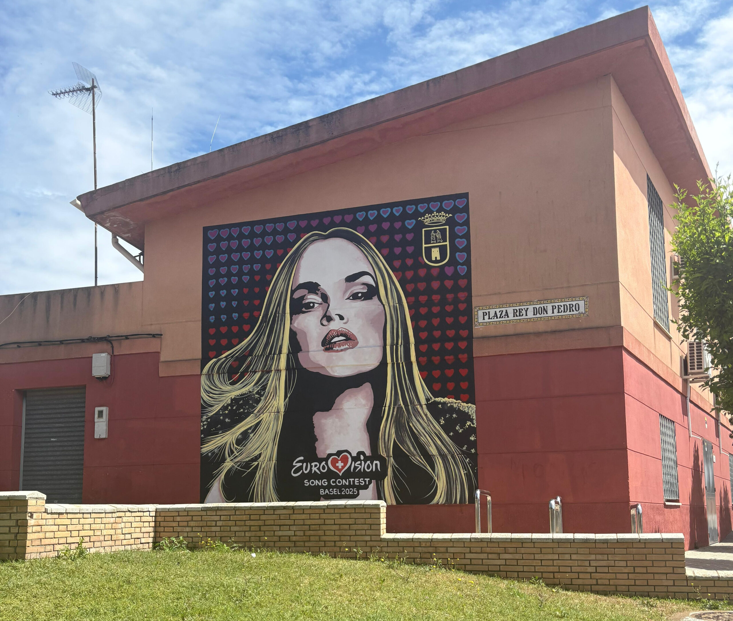 Melody ya tiene su mural en Dos Hermanas