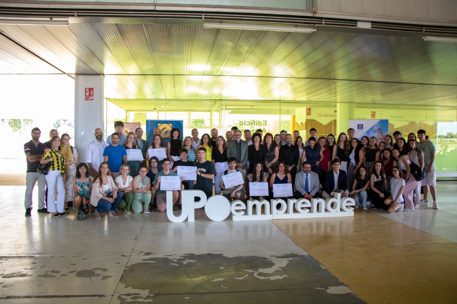 Apoyo a las empresas y a los centros educativos con el premio UPOemprende