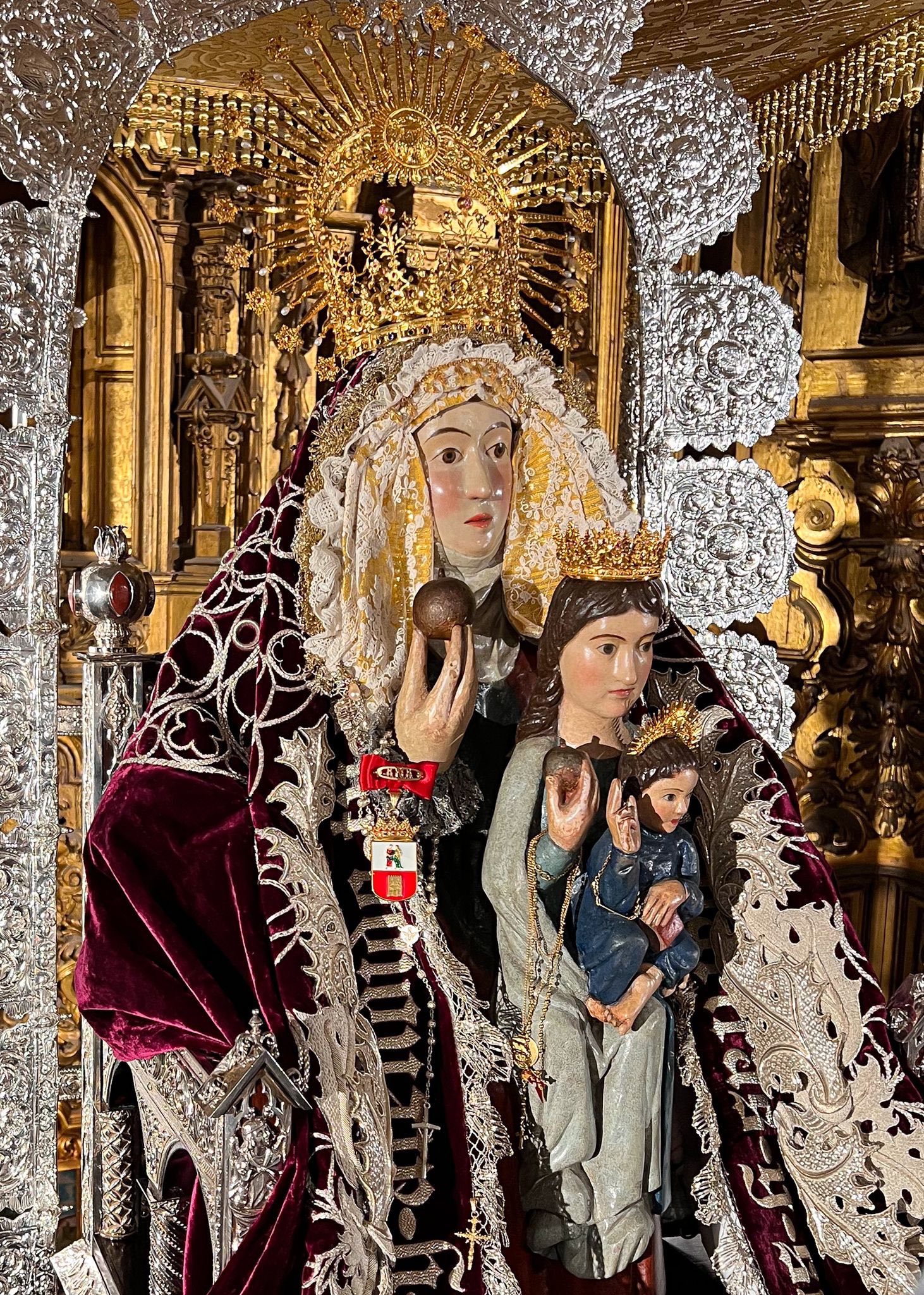 Imagen de la Macarena en la delantera del paso de Santa Ana
