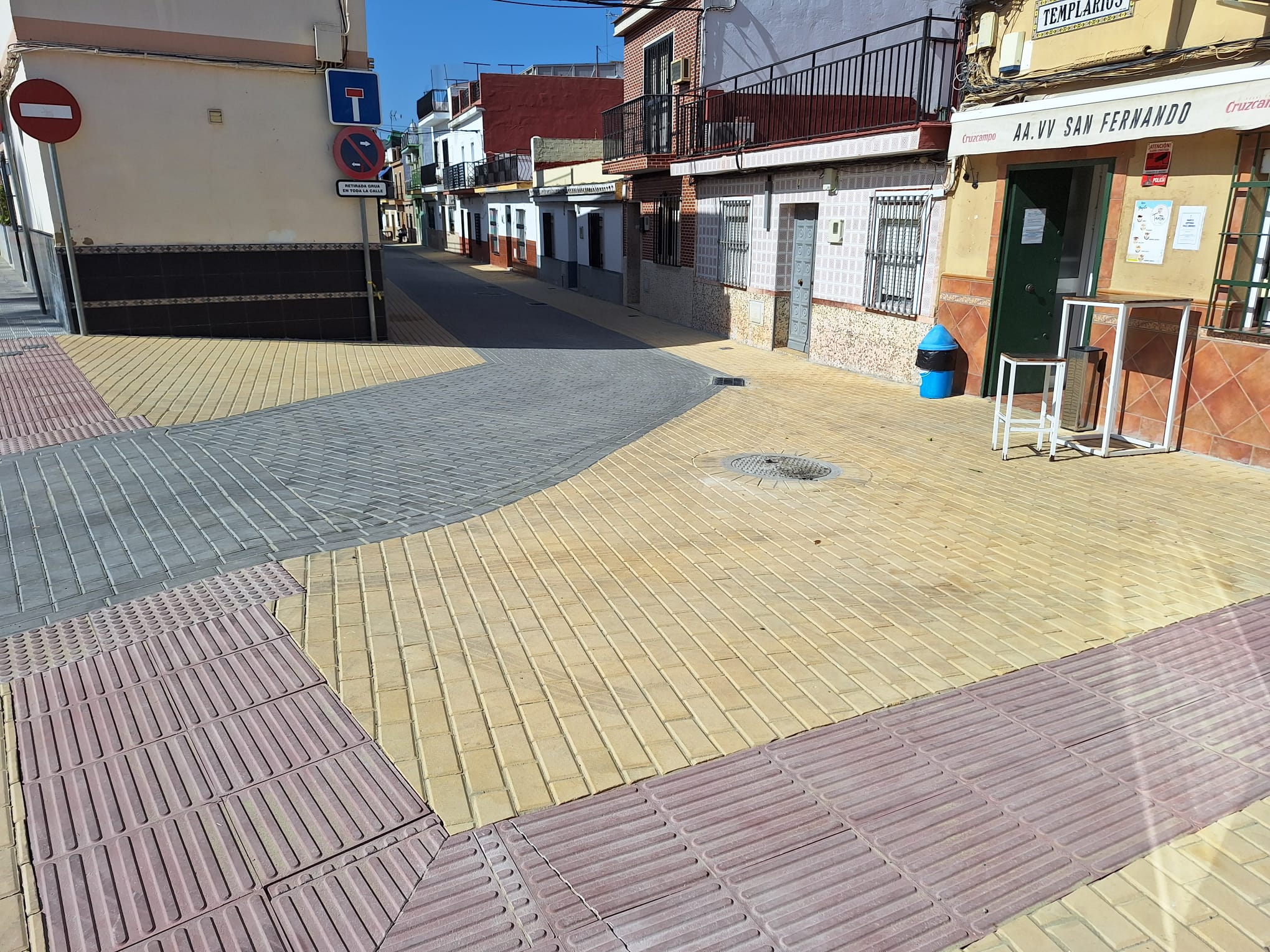 La calle Templarios de Fuente del Rey ya luce renovada