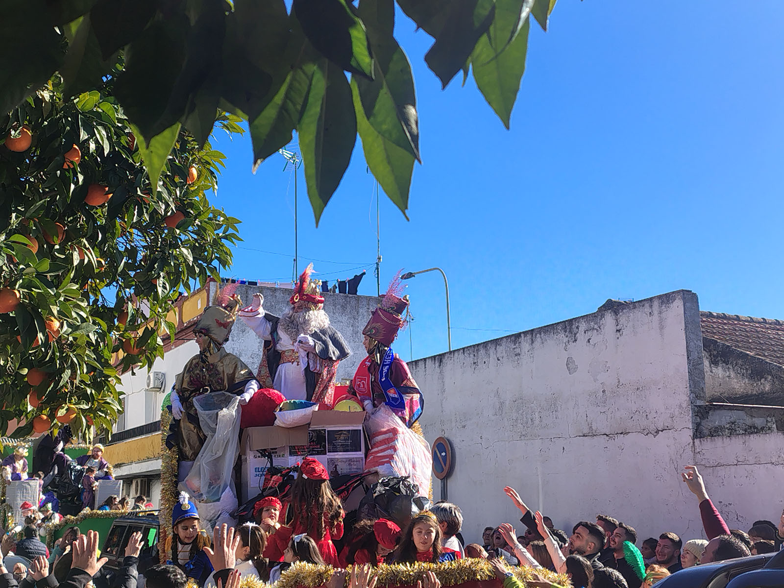 Los barrios se llenan de ilusión para despedir a los Reyes Magos