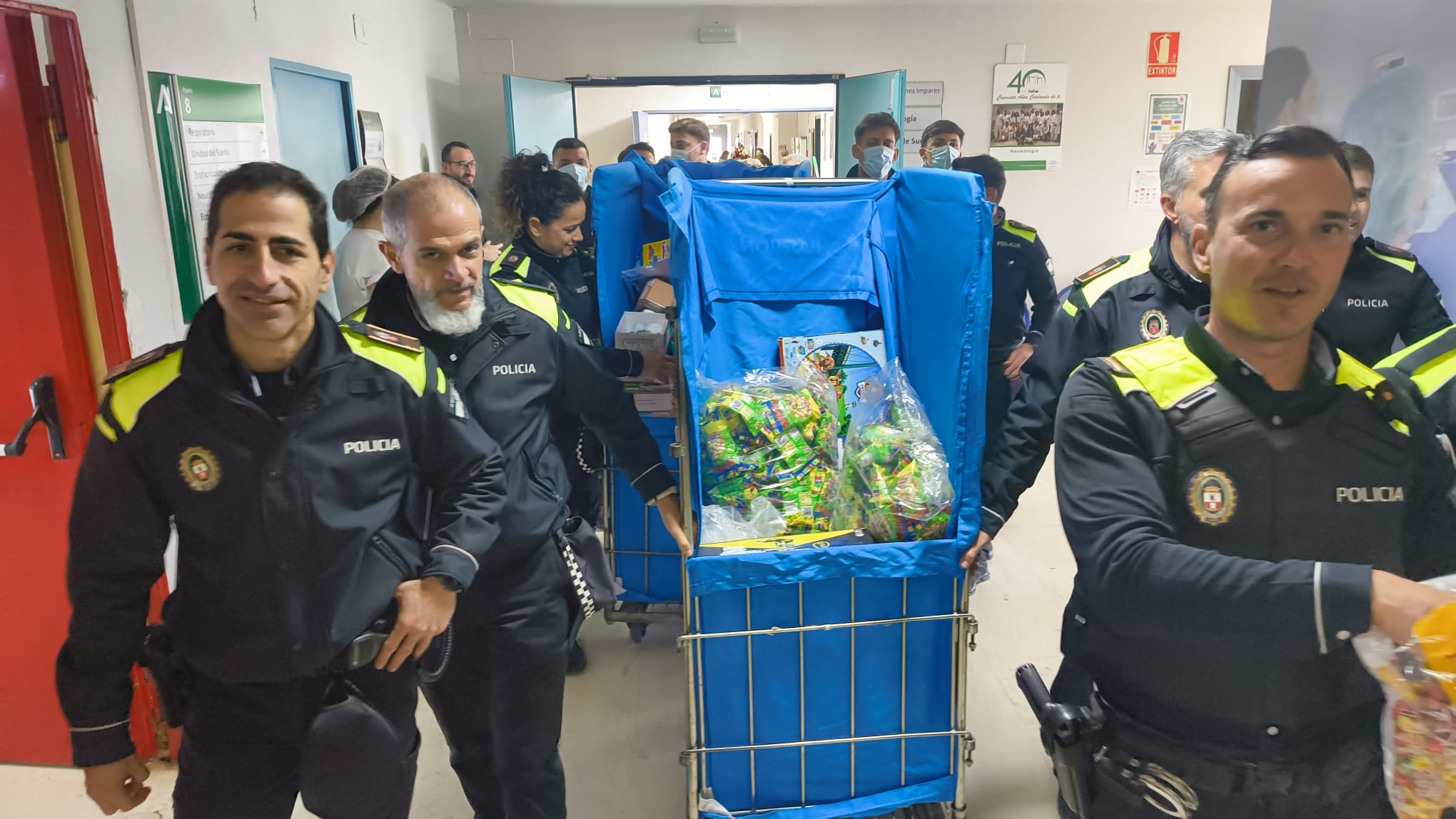 La Policía Local de Dos Hermanas inunda de alegría el Hospital de Valme
