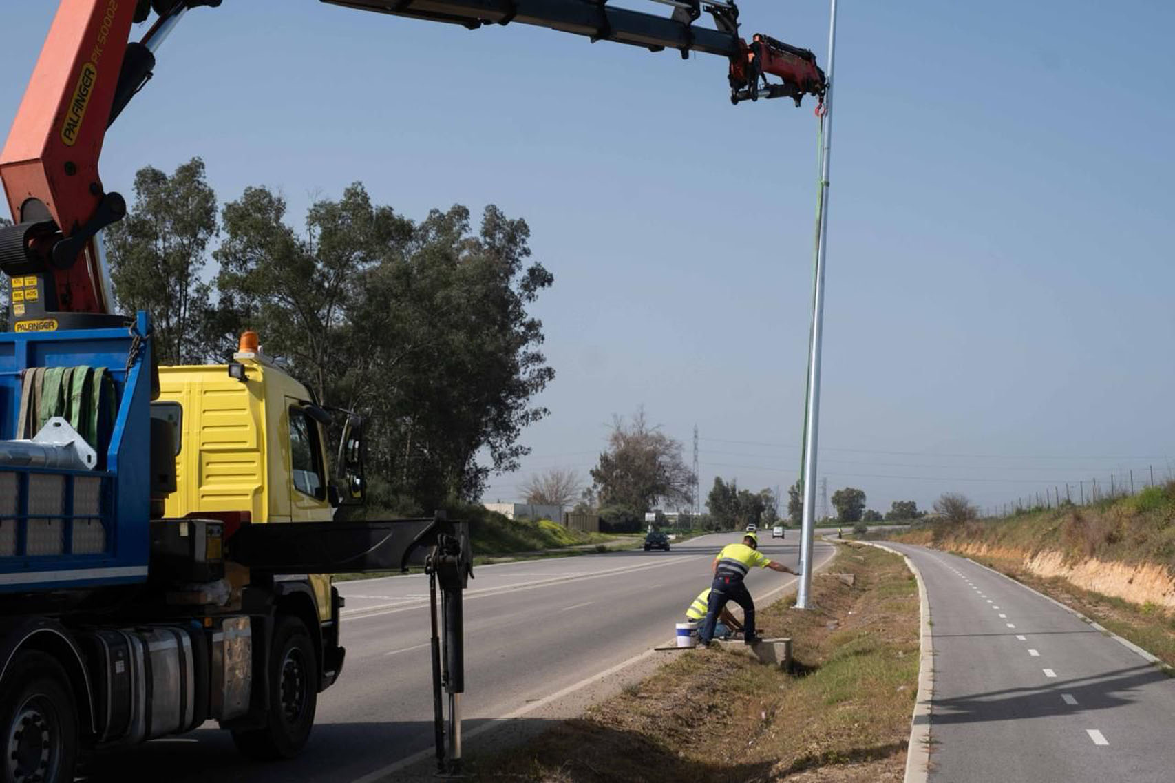 Instalación de alumbrado público en la Carretera de La Isla