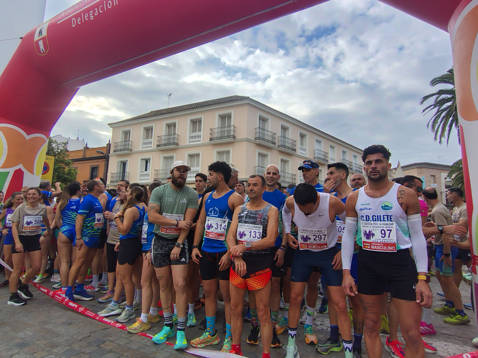 1.000 participantes en la carrera y marcha del 8M